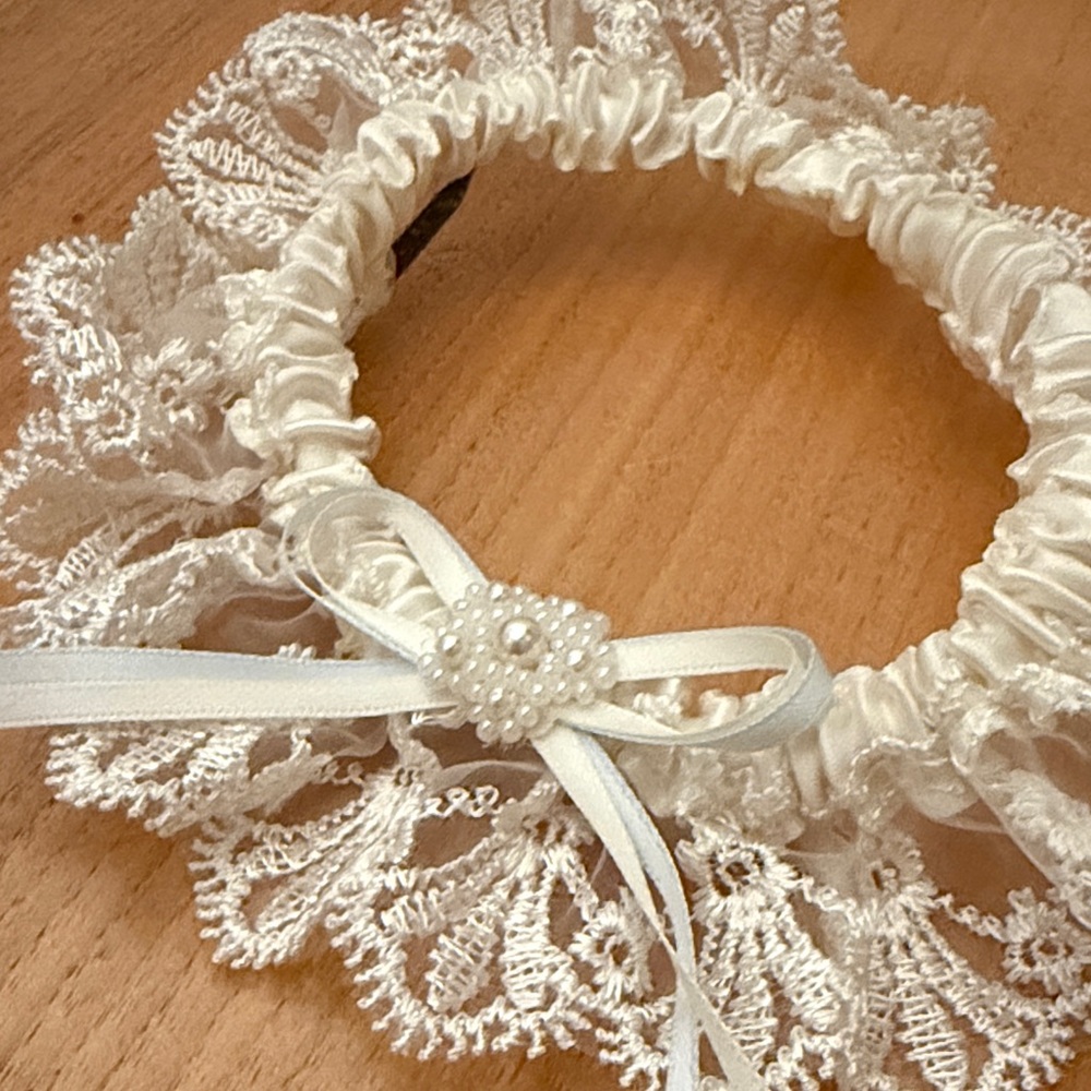 Elegant White Lace Garter with Bow